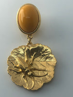 Ohrstecker  gelbes Oval mit Behang "Käfer auf Blatt "; vergoldet